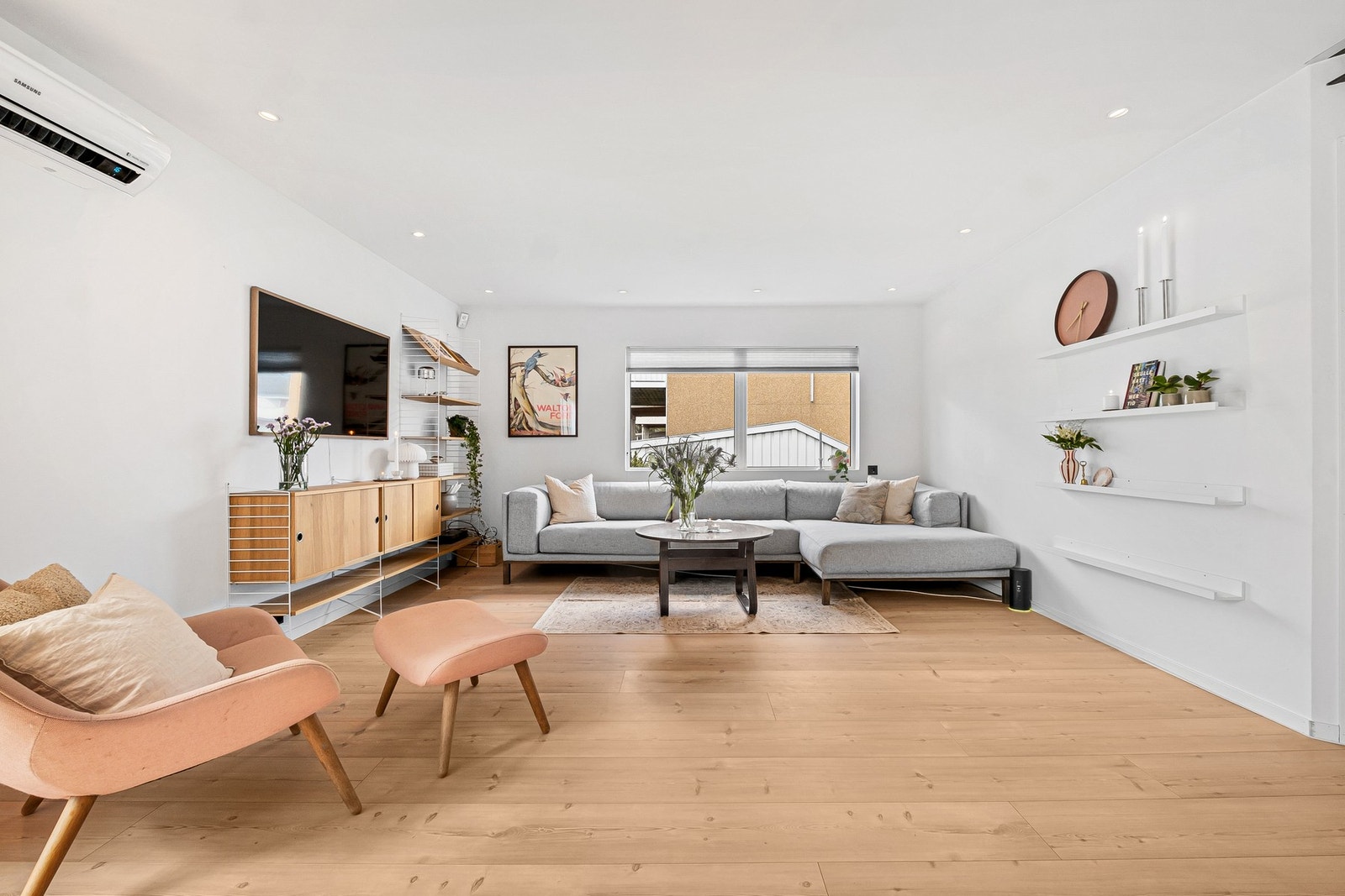 Downlights i taket gir en jevn og behagelig belysning i hele oppholdsrommet. Galleribilde