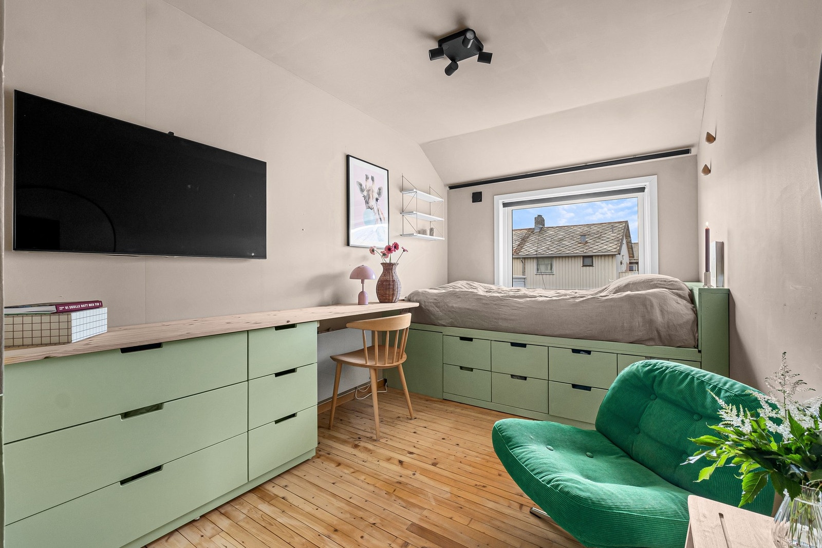 Rommet er innredet med plass til både seng, skrivepult og oppbevaring. Galleribilde