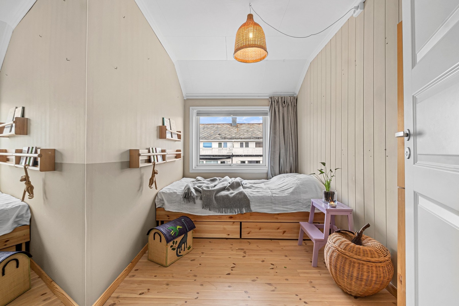 Soverom med originalt tregulv og plass til både seng og lek. Galleribilde
