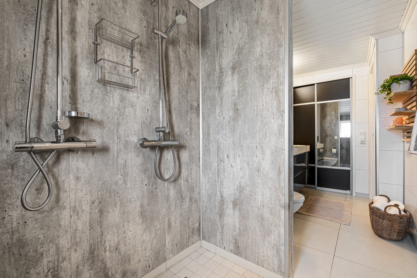 Romslig dusjsone med baderomsplater med betong-utseende. Galleribilde