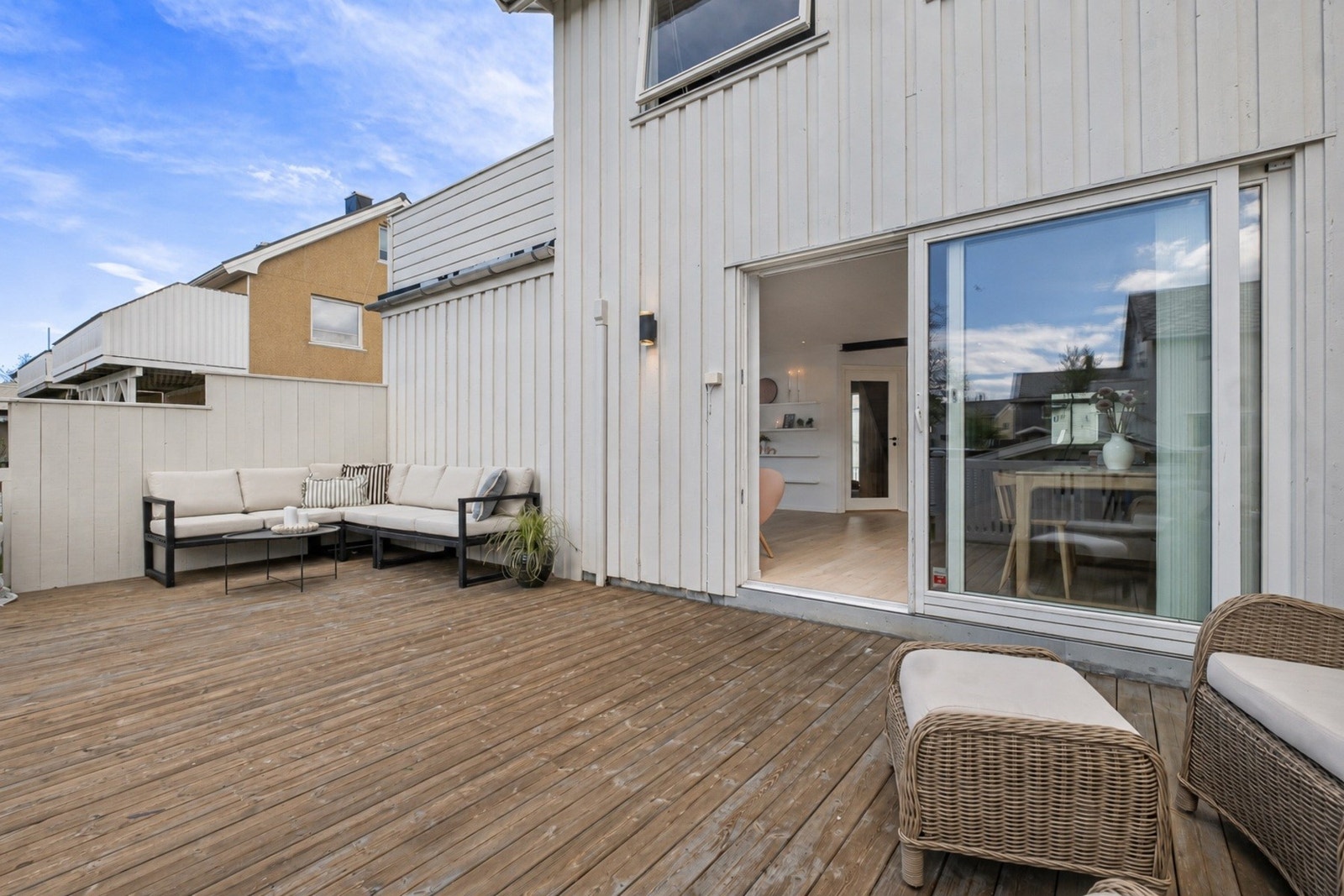 Stor og usjenert terrasse med god plass til utemøbler. Galleribilde