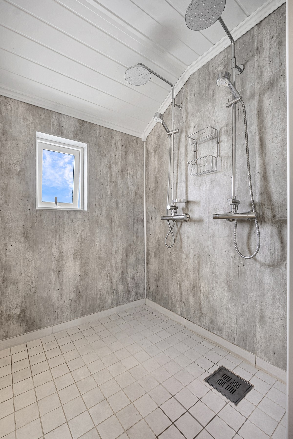Badet er utstyrt med doble regnfallsdusjer for ekstra komfort. Galleribilde