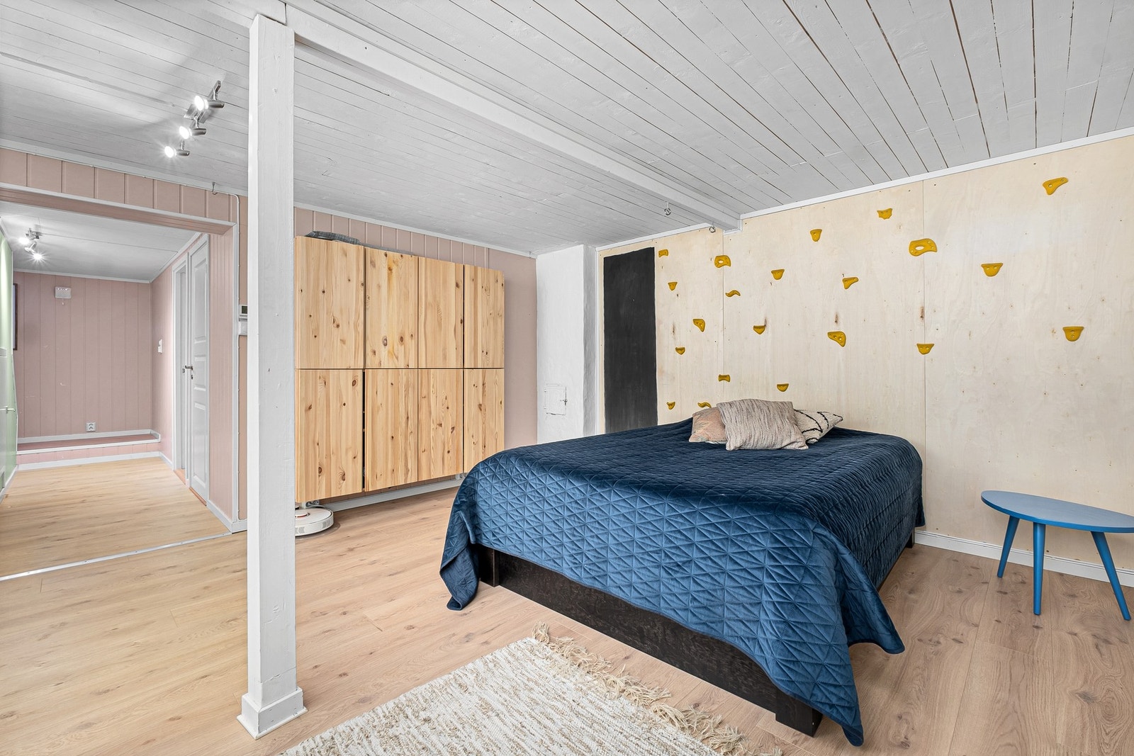 Bod innredet som soverom/kjellerstue. Ikke godkjent hos Bodø kommune. Galleribilde