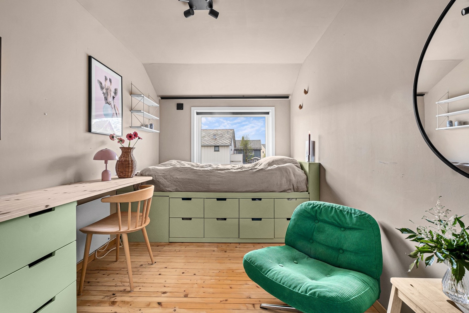 Smart løsning med plassbygget seng som gir rikelig med skuffeplass under. Galleribilde