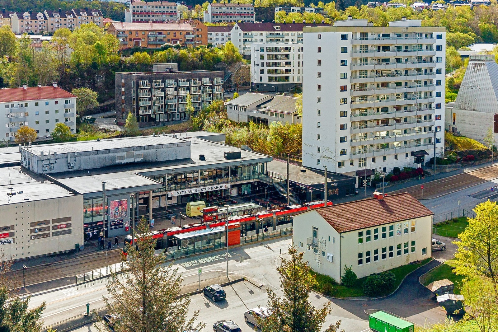 4 min. gange til bybanen som tar deg til både Bergen sentrum og Flesland Galleribilde