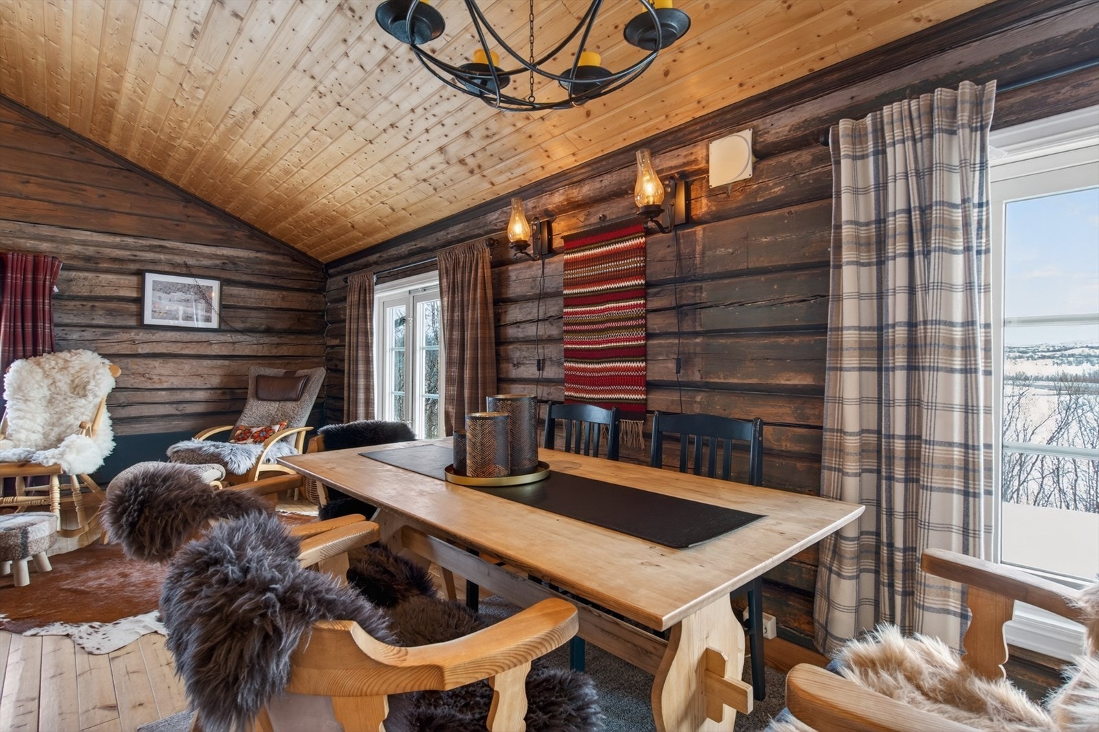 Spisestue med flott utsikt og mye naturlig lys. Perfekt for måltider i naturskjønne omgivelser. Galleribilde