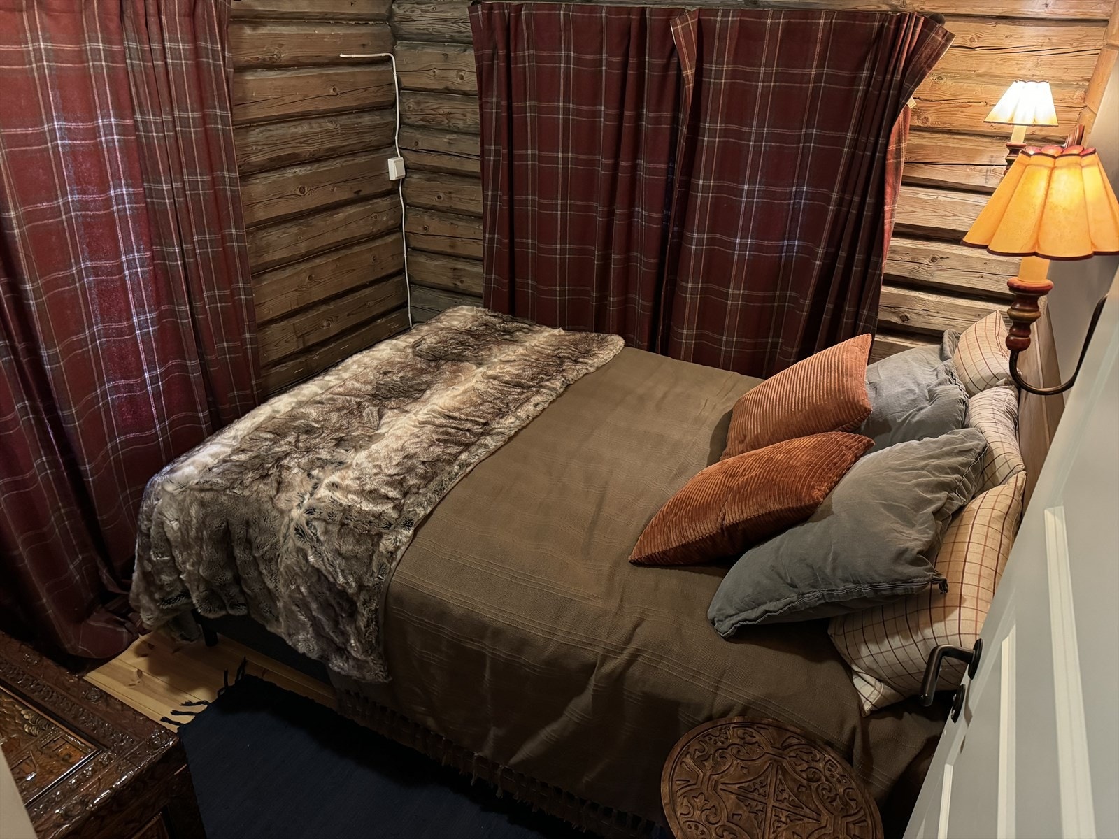 Koselig soverom med trepanel og varme fargetoner. Perfekt for avslapning og en god natts søvn - Selgers foto Galleribilde