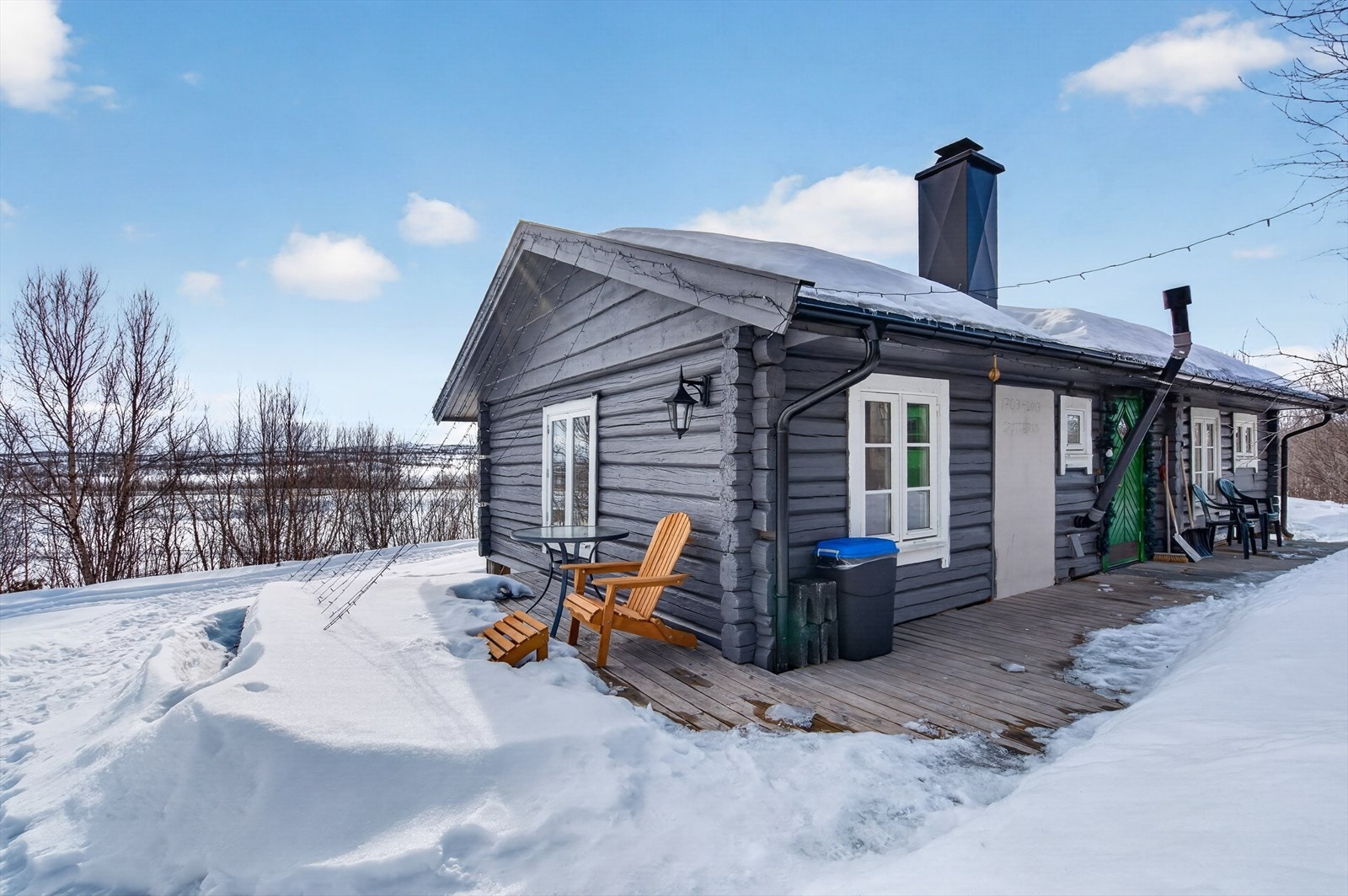 Laftet tømmerhytte med stor terrasse Galleribilde