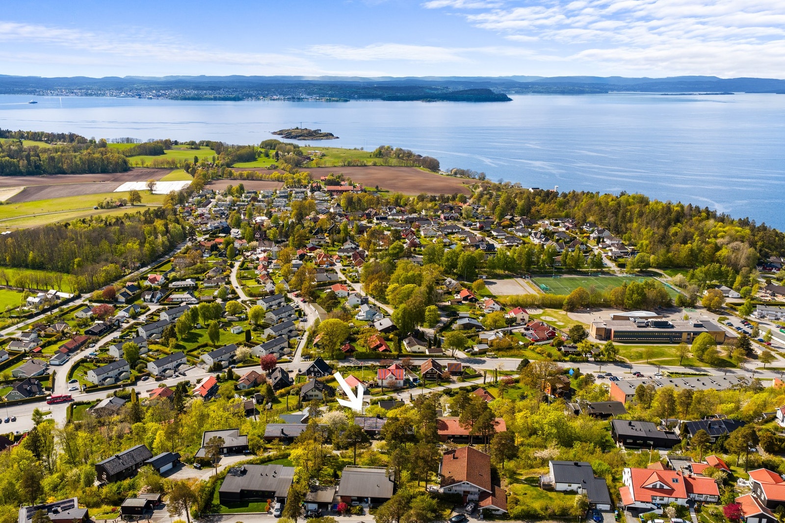 Herfra strekker blikket seg vidt utover Oslofjorden, med sikt mot Færder, Vestfoldkysten, Horten, Åsgårdstrand og langt sørover fjorden på klare dager. Galleribilde