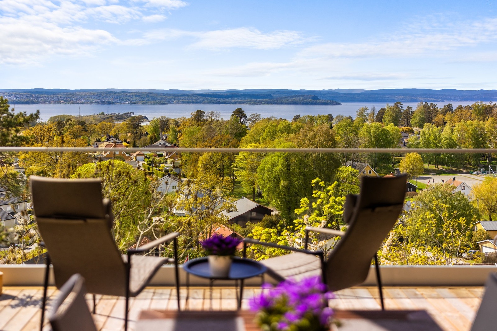 Her kan man nyte solen til langt utpå kvelden. Galleribilde