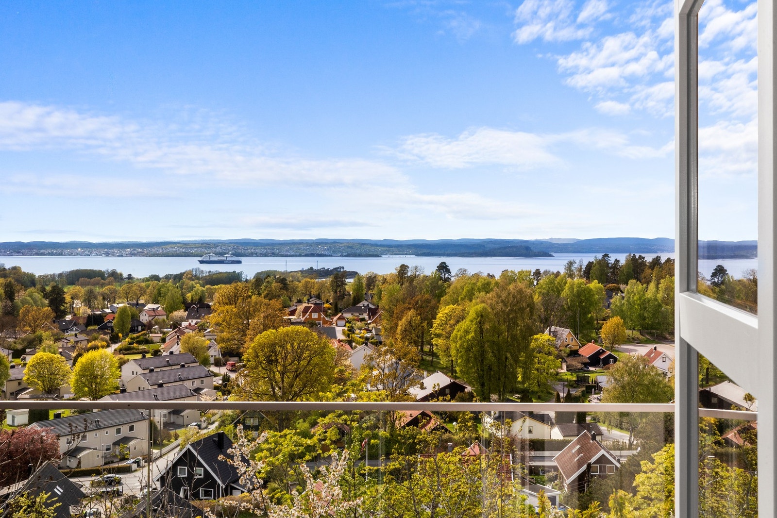 Eiendommen ligger høyt og fritt i det kuperte terrenget, på en romslig tomt med svært gode solforhold og en imponerende utsikt som strekker seg utover Oslofjorden. Galleribilde