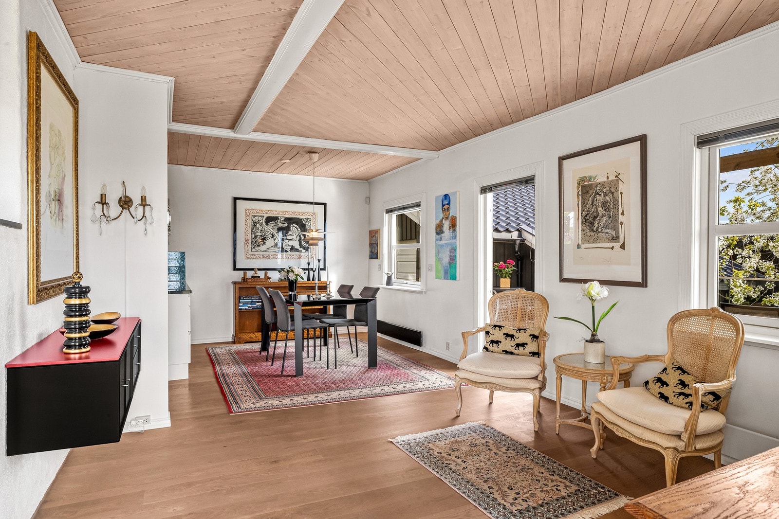 Spisestuen har god plass til langbord. Galleribilde