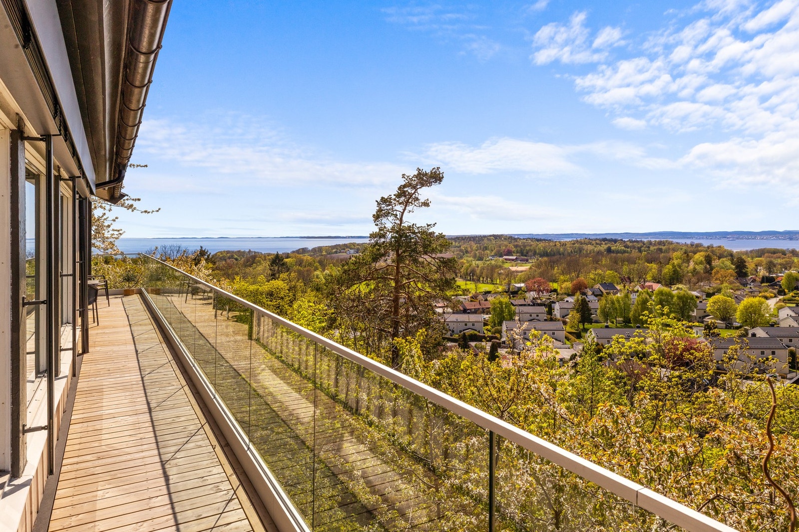 Det er terrasse langs hele langsiden av huset. Galleribilde
