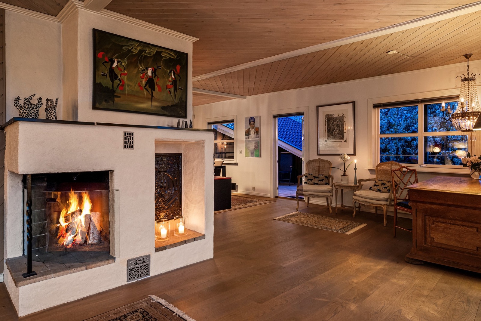 Det er montert en moderne peis for ekstra varme og lun stemning. Galleribilde