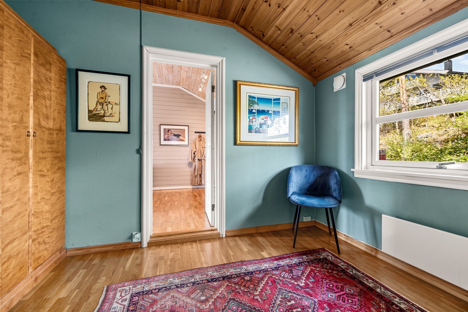 På vei inn til soverommet går man gjennom et rom som i dag er brukt som kontor/garderoberom. Galleribilde