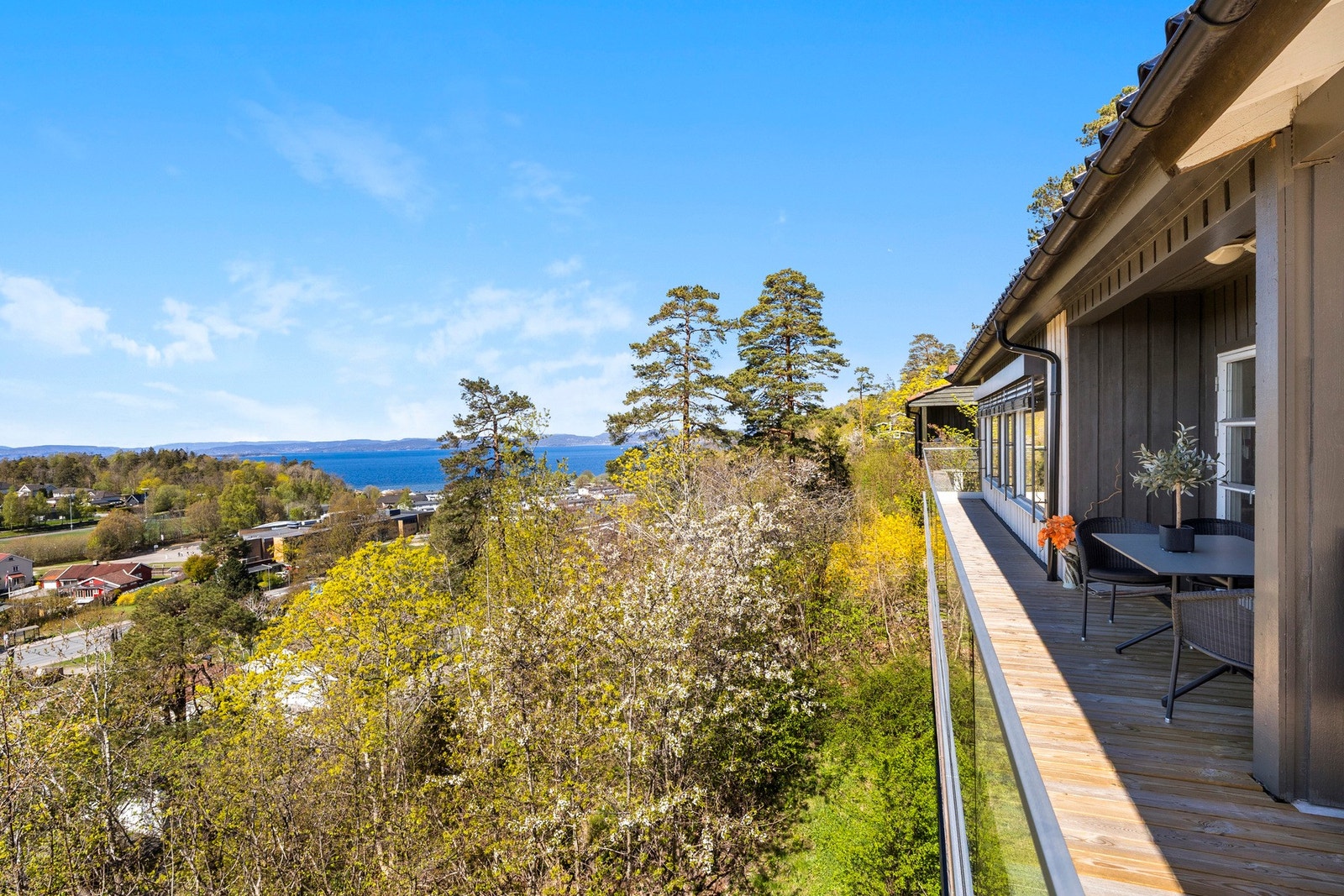 Resten av eiendommen består av en naturlig og lettstelt naturtomt. Galleribilde