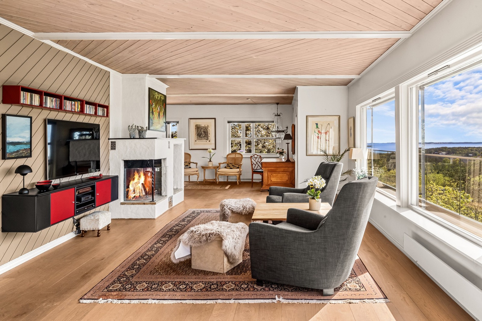 Det første du ser når du går inn i stua er de store vindusflatene med utsikt mot fjorden. Galleribilde