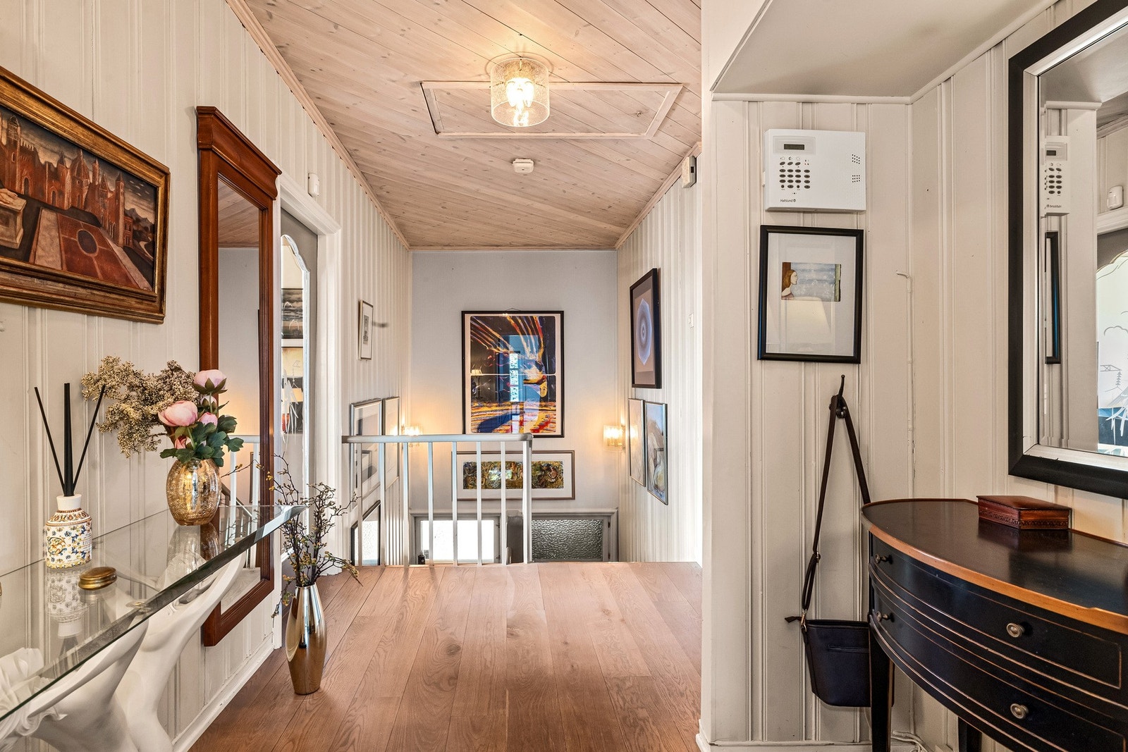 Boligen går over to plan og byr på romslige oppholdsrom, fire gode soverom, bad i begge etasjer og rikelig med lagringsplass både inne og ute. Galleribilde