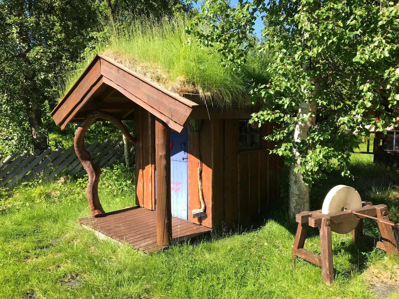 Utedo med toalettrom. Galleribilde
