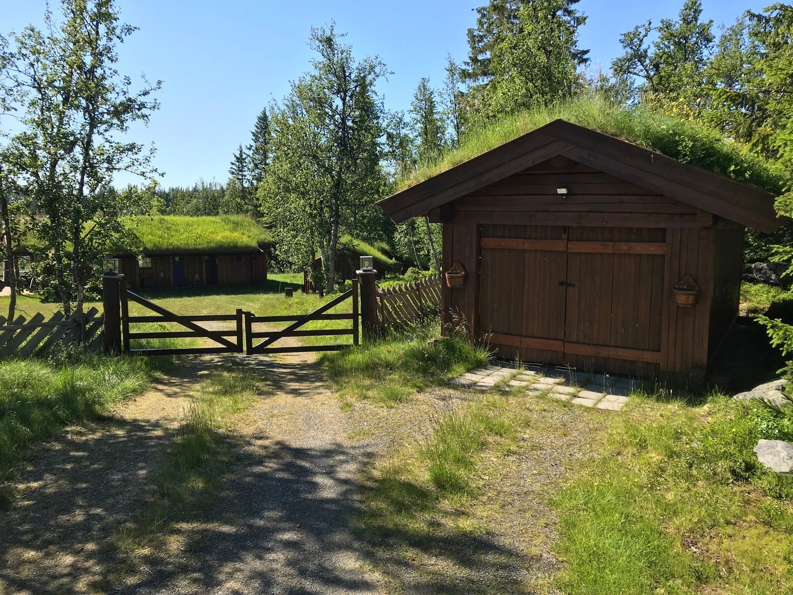 Det er tinglyst bruksrett til garasje ihht. tinglyst erklæring. Galleribilde