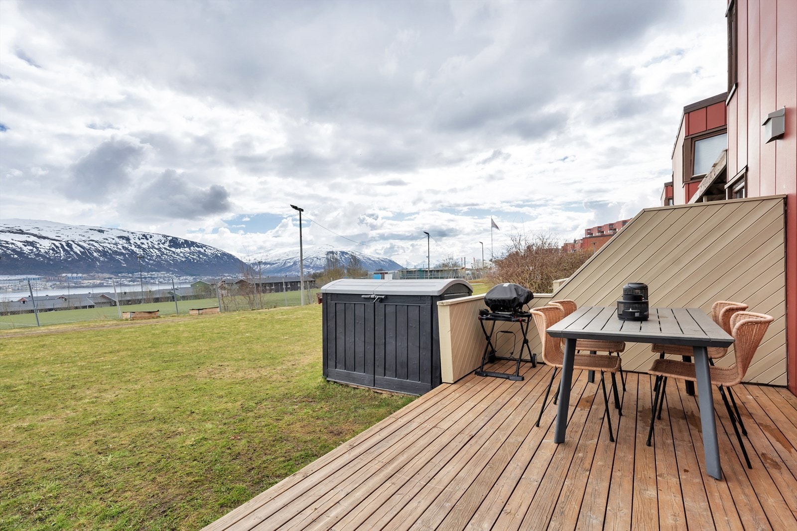 Terrassen gir rom for sosialt samvær og har en praktisk adkomst til uteområdet. Galleribilde