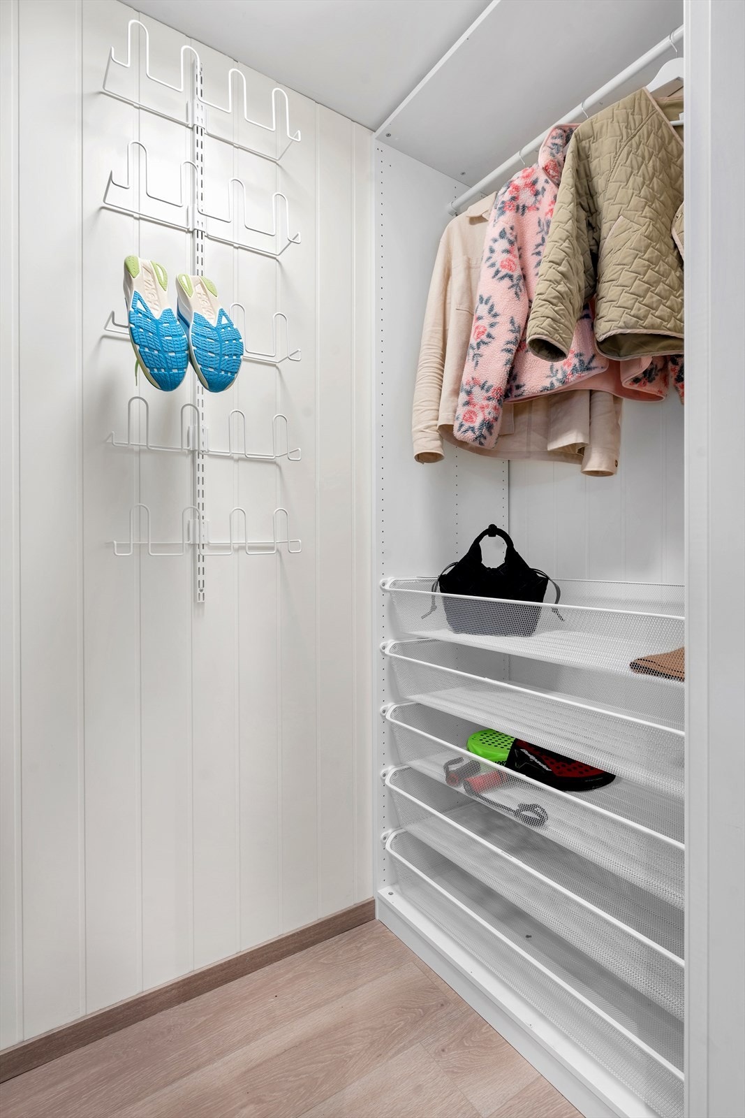 Skyvedørsgarderobe med praktiske oppbevaringsløsninger gir god plass til klær og sko. Galleribilde
