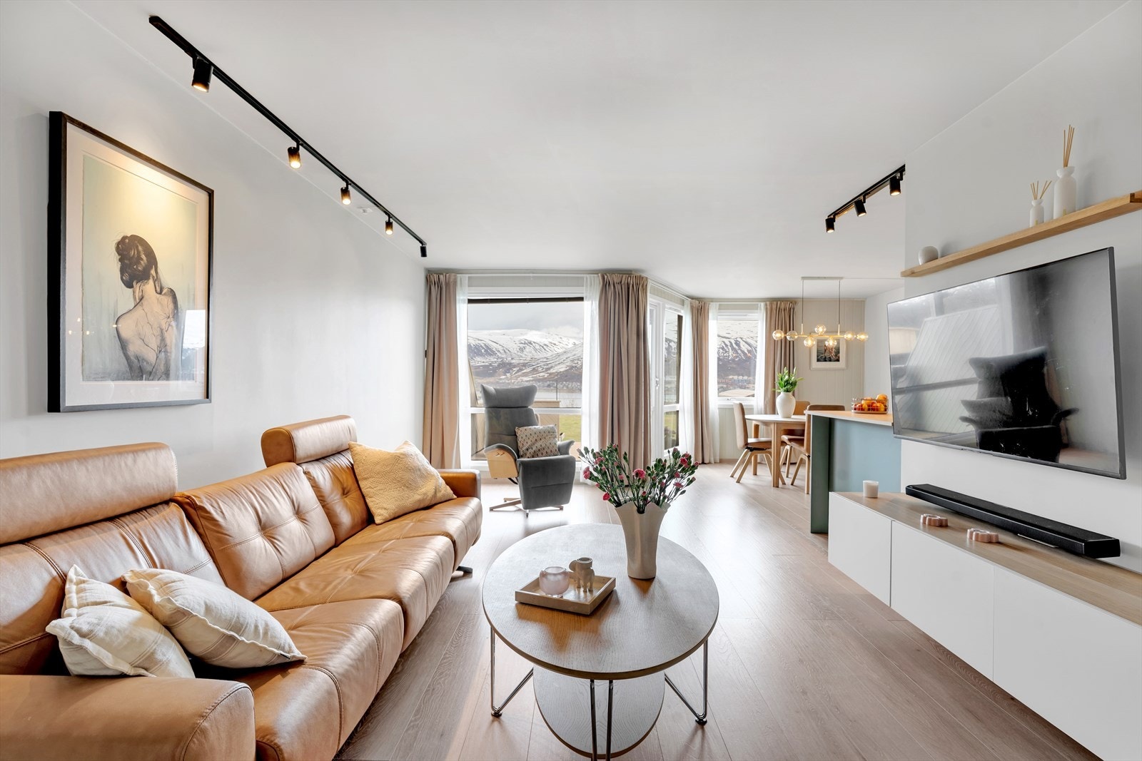 En stilfull, moderne og påkostet 4-roms med ettertraktet beliggenhet i nederste gate! Terrasse med tilgang til hage! Galleribilde