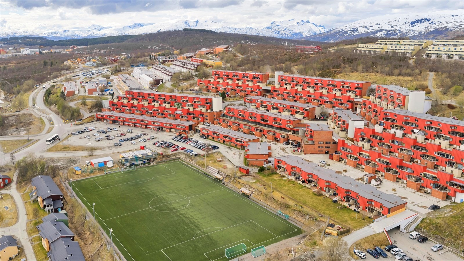 Barnevennlig området med trygg skolevei, flere barnehager, butikk og nærhet til marka og lysløypa. Galleribilde