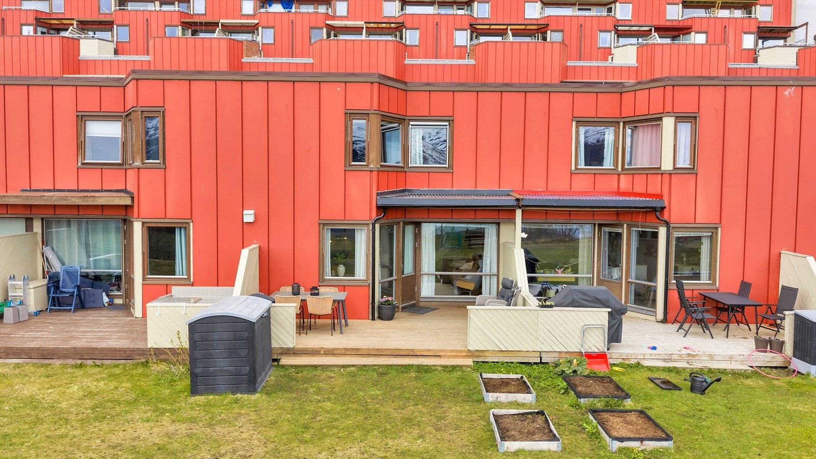 Terrasse med direkte tilgang til hageområde, ypperlig for barnefamilier. Galleribilde