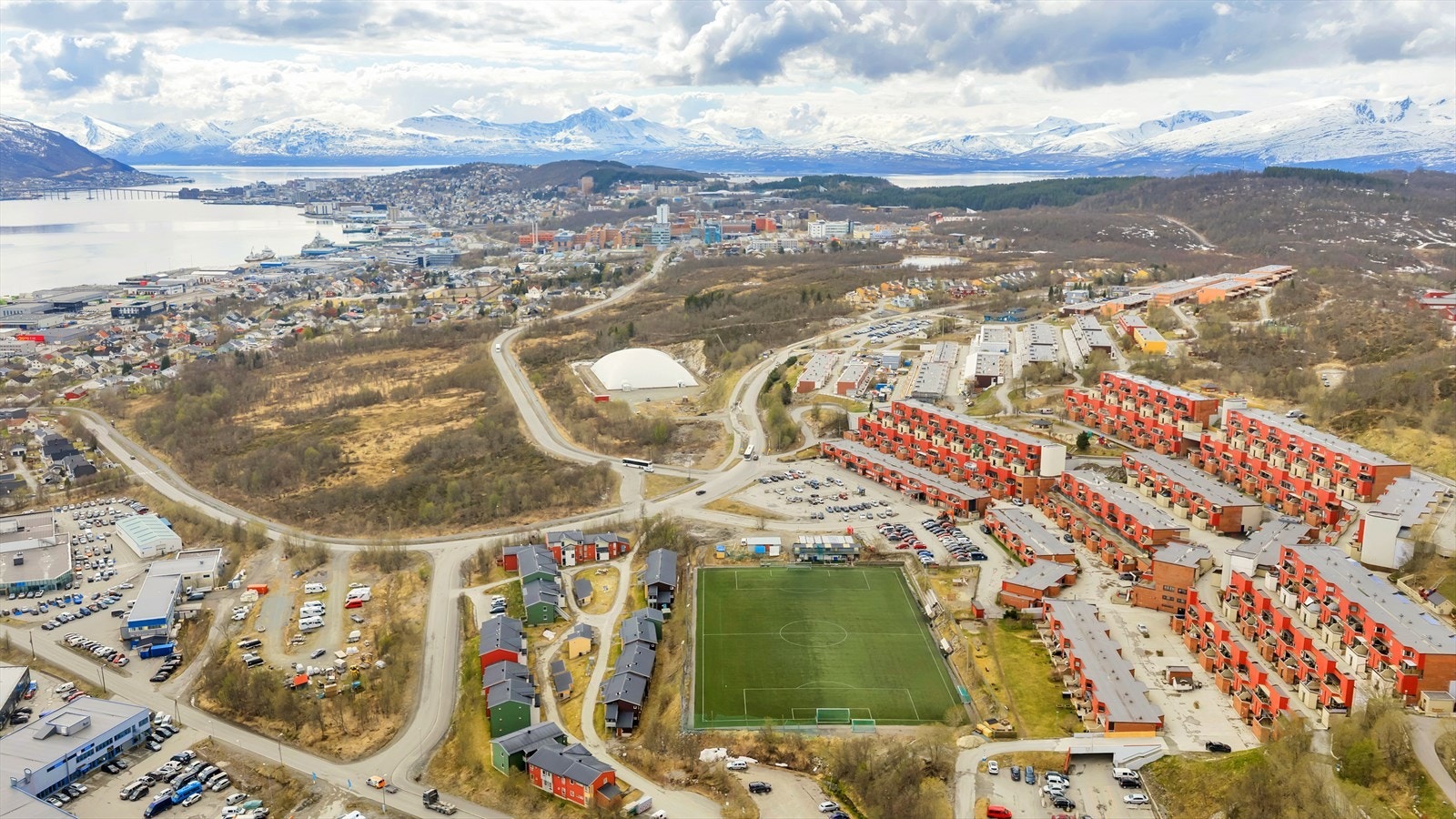 Eiendommen har en attraktiv beliggenhet nær friluftsområder og servicetilbud. Galleribilde