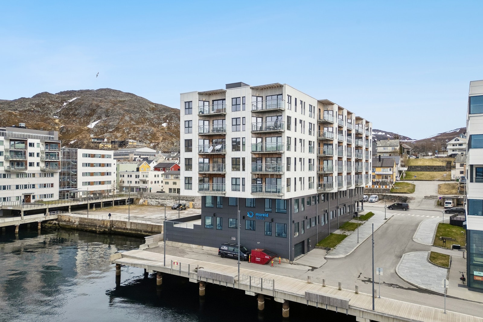 Her får du en flott 3-roms leilighet i 3 etg. Leil ligger nede til venstre på bildet. Galleribilde