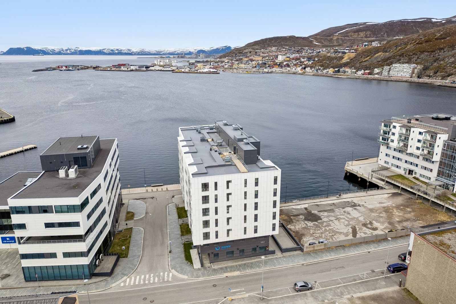 Her bor du med byens tilbud i kort avstand fra boligen - kaféer, butikker og kulturelle innslag er kun en kort spasertur unna. Med god adkomst fra gateplan, er det lett å komme seg både inn og ut av hjemmet ditt. Galleribilde