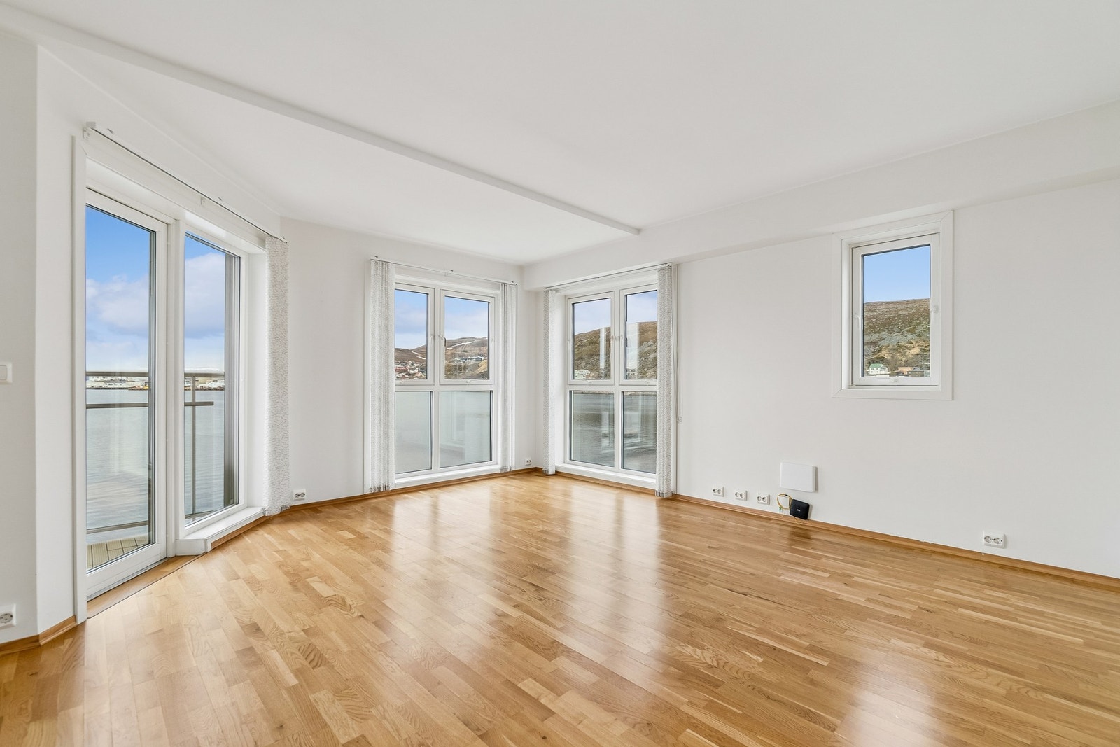 Stuen fremstår luftig og lys, og har gode muligheter for å innrede flere sittegrupper. Galleribilde