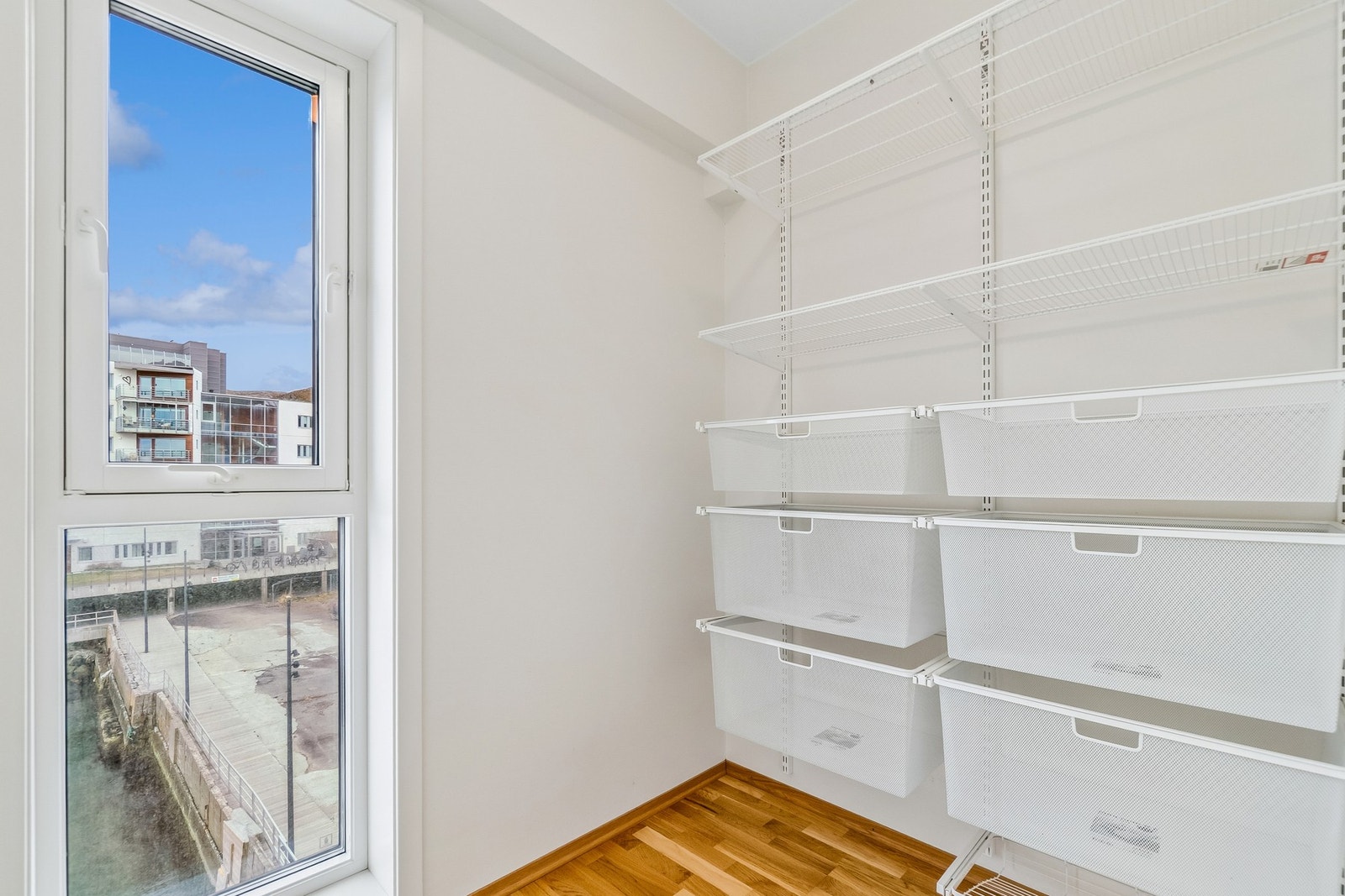 Det største soverommet har også egen walk-in garderobe. Galleribilde