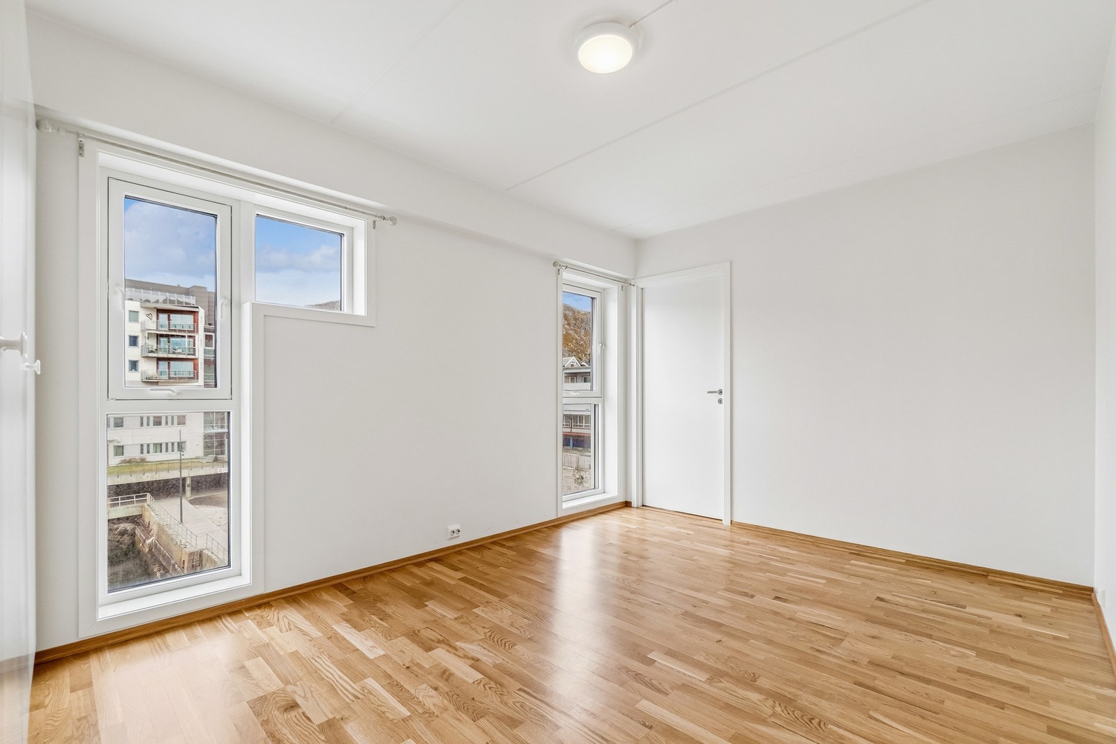 Her er det 2 romslige soverom som ligger vegg-i-vegg med hverandre. Galleribilde