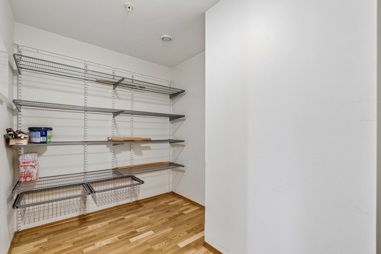 Leiligheten har egen innvendig bodplass like ved entréen. Galleribilde