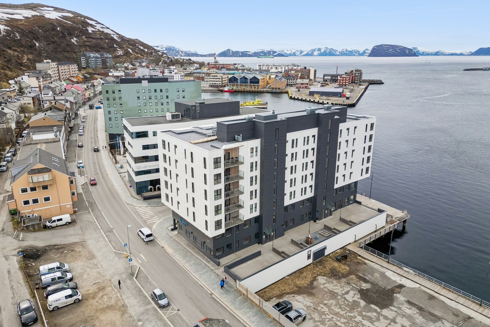 Boligen er noe av det nærmeste man kommer sentrum av Hammerfest uten å ta med seg ulempene ved å være midt i sentrum. Med bolig her plasserer man seg rett ved det aller meste av servicetilbud. Galleribilde