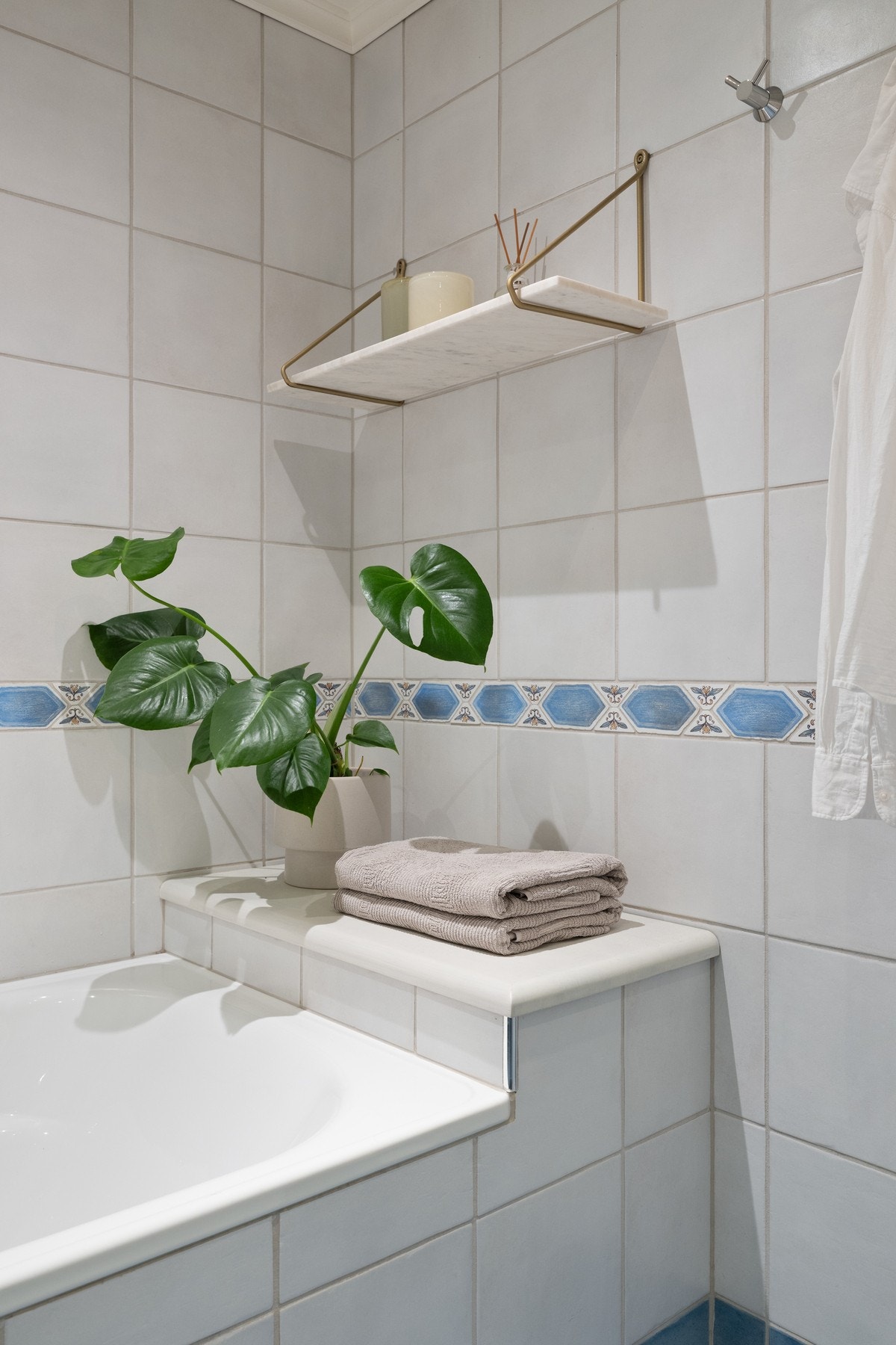Badet byr på et delikat badekar som skaper en rolig sone for velvære, et naturlig sted å koble av etter en lang dag. Galleribilde