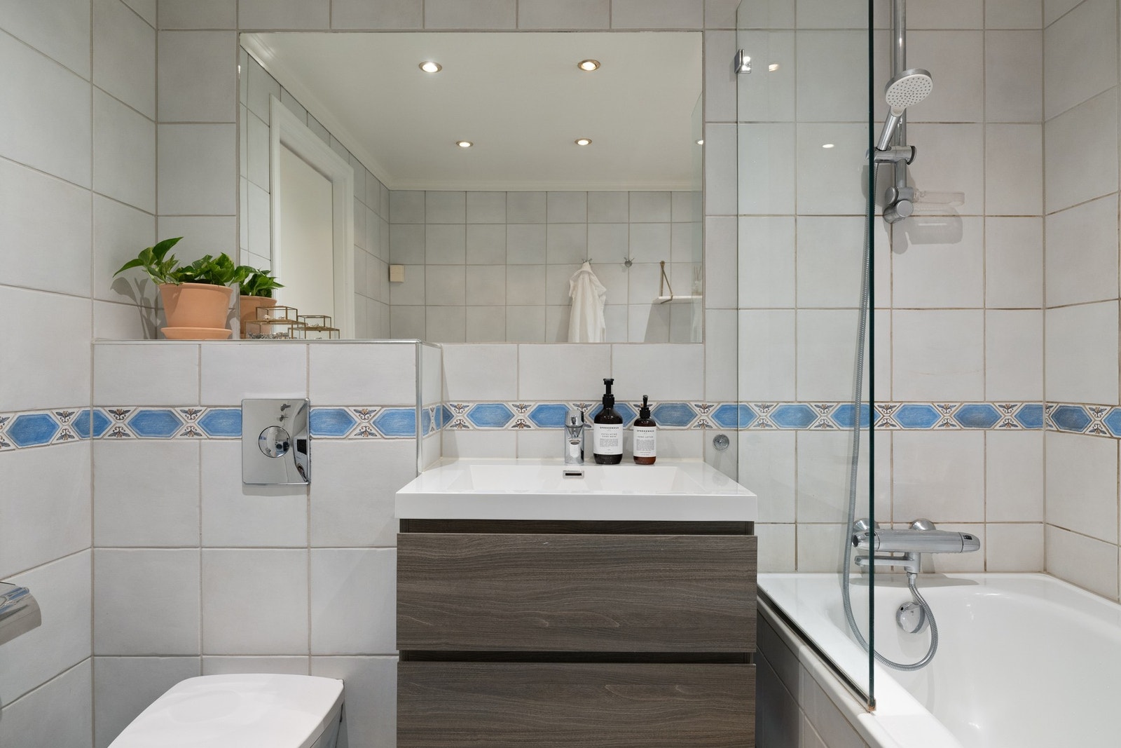 Det er downlights i taket og opplegg for vaskemaskin. Galleribilde