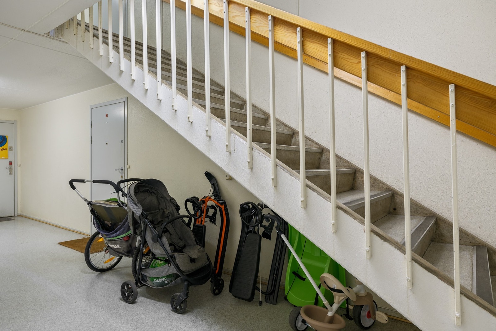 Barnevogner kan parkeres under trappen. Galleribilde