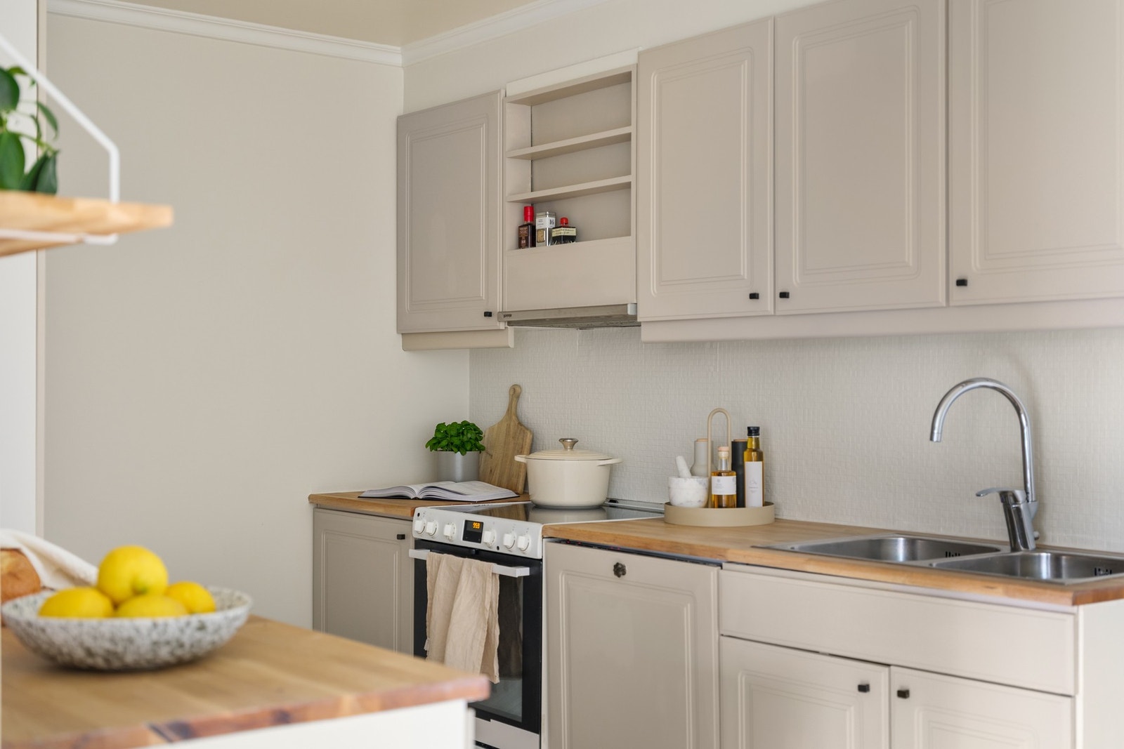 Tidløs og lekker kjøkkeninnredning med en slitesterk og elegant benkeplate i eik. Galleribilde
