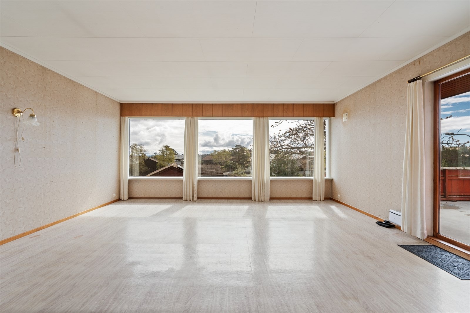 Stuen har gode møbleringsmuligheter og utgang til terrasse. Galleribilde