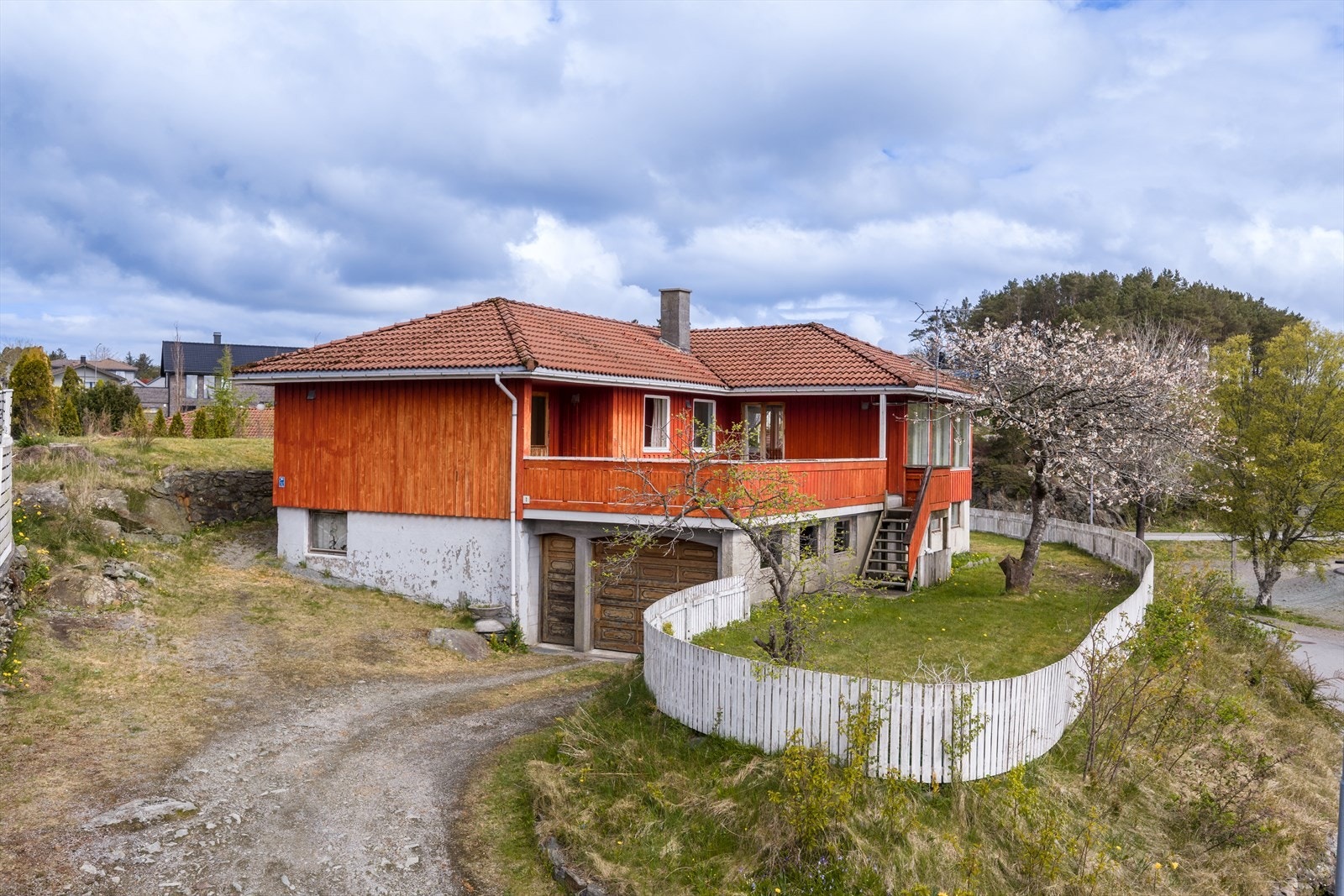 Eiendommen ligger fint til på skrånende tomt med gode solforhold Galleribilde