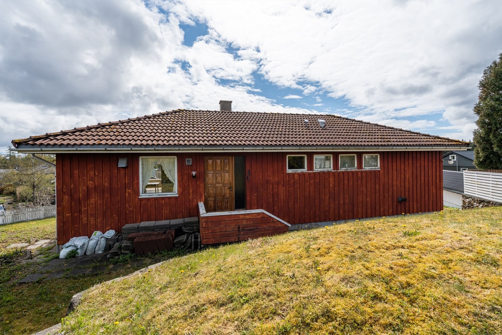 Boligen har behov for oppgraderinger og fremstår som et spennende prosjekt for deg som ønsker å sette ditt eget preg på eiendommen. Galleribilde