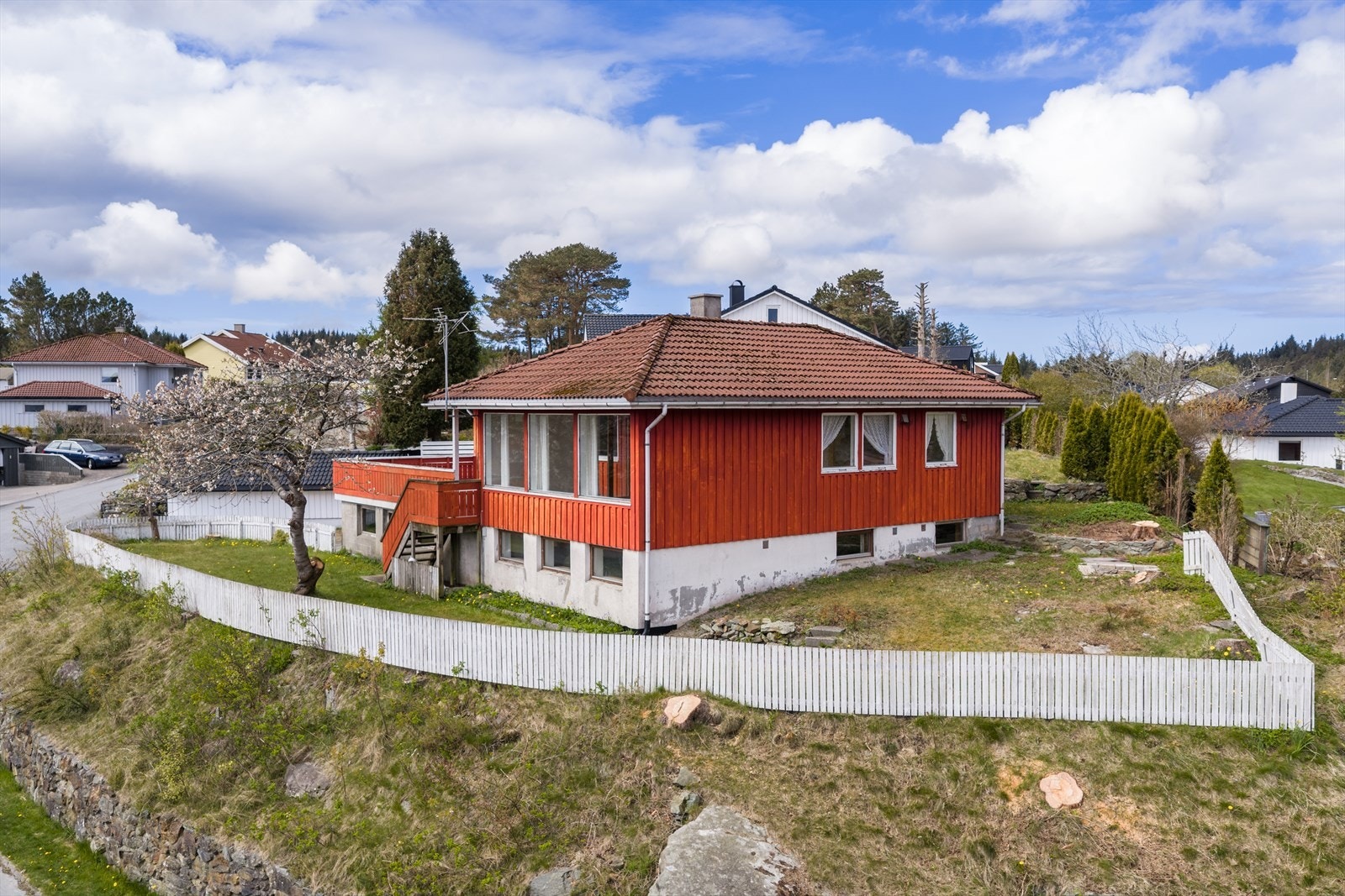 Flott beliggenhet i et populært og svært barnevennlig boligområde. Det er kort gangavstand til barneskole, barnehage, Ungdomskole, idrettsanlegg, pumptrackbane og alt Kopervik sentrum har å by på. Galleribilde