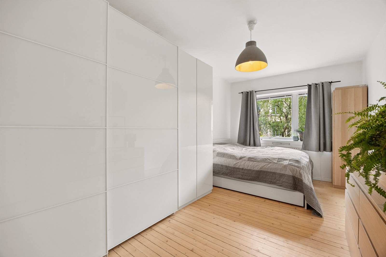 Leiligheten har et stort soverom med fine innredningsmuligheter. Galleribilde