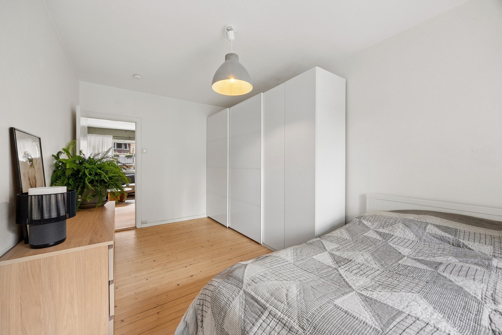 Praktisk skyvedørsgarderobe gir rikelig med oppbevaring og legger til rette for en ryddig og komfortabel hverdag. Galleribilde