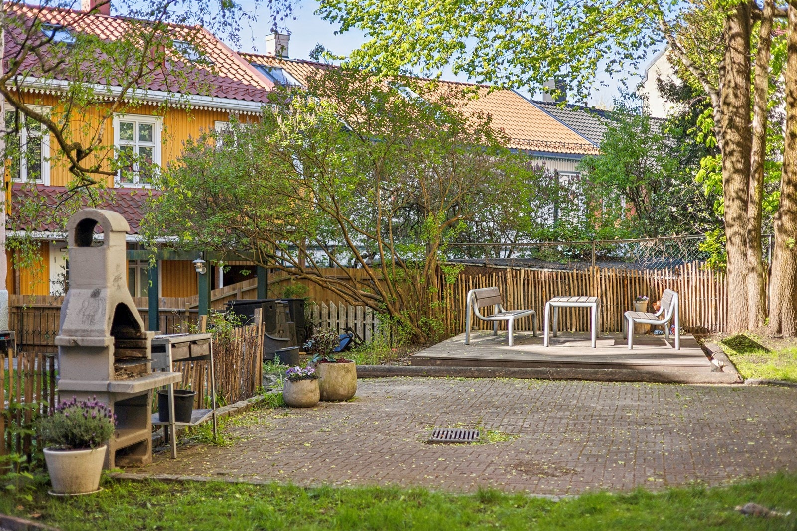 Boligselskapet har hyggelige, felles uteområder med sitteplasser og grill. Galleribilde