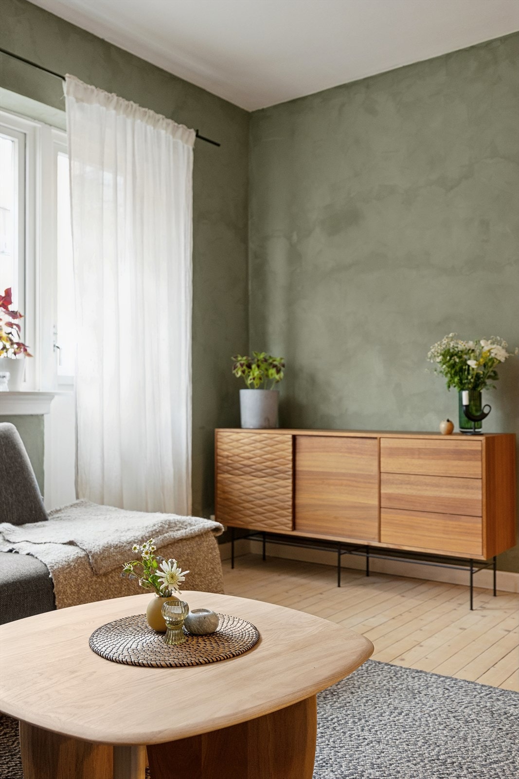 Store vindusflater slipper inn godt med dagslys og skaper en lys og luftig romfølelse. Galleribilde