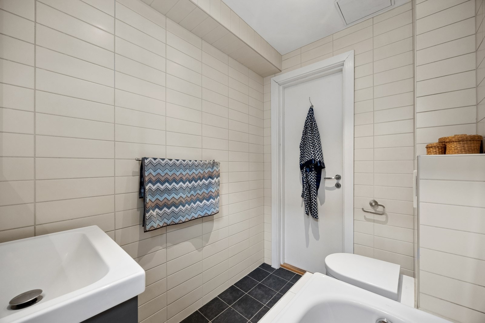 Badet ble pusset opp i 2012 i regi av boligselskapet. I 2025 ble servant, servantskap og speilskap fornyet. Galleribilde